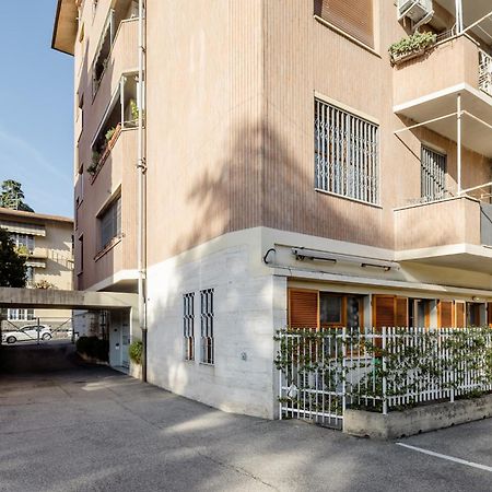 Open The Classic Wooden Shutters At A Cozy City Nest Florence Ngoại thất bức ảnh