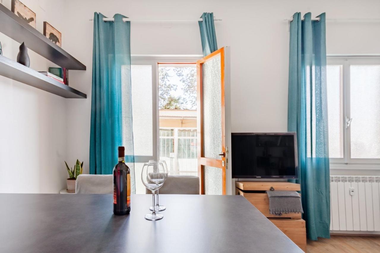 Open The Classic Wooden Shutters At A Cozy City Nest Florence Ngoại thất bức ảnh