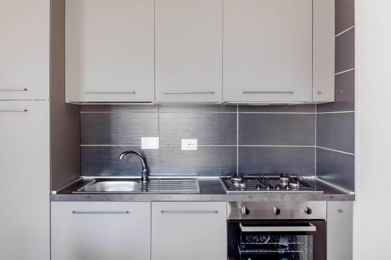 Open The Classic Wooden Shutters At A Cozy City Nest Florence Ngoại thất bức ảnh