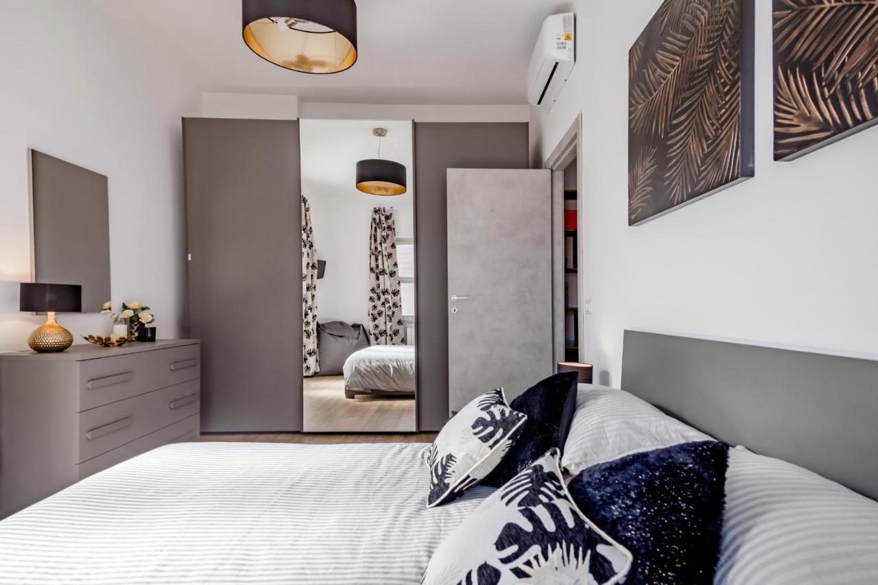 Open The Classic Wooden Shutters At A Cozy City Nest Florence Ngoại thất bức ảnh