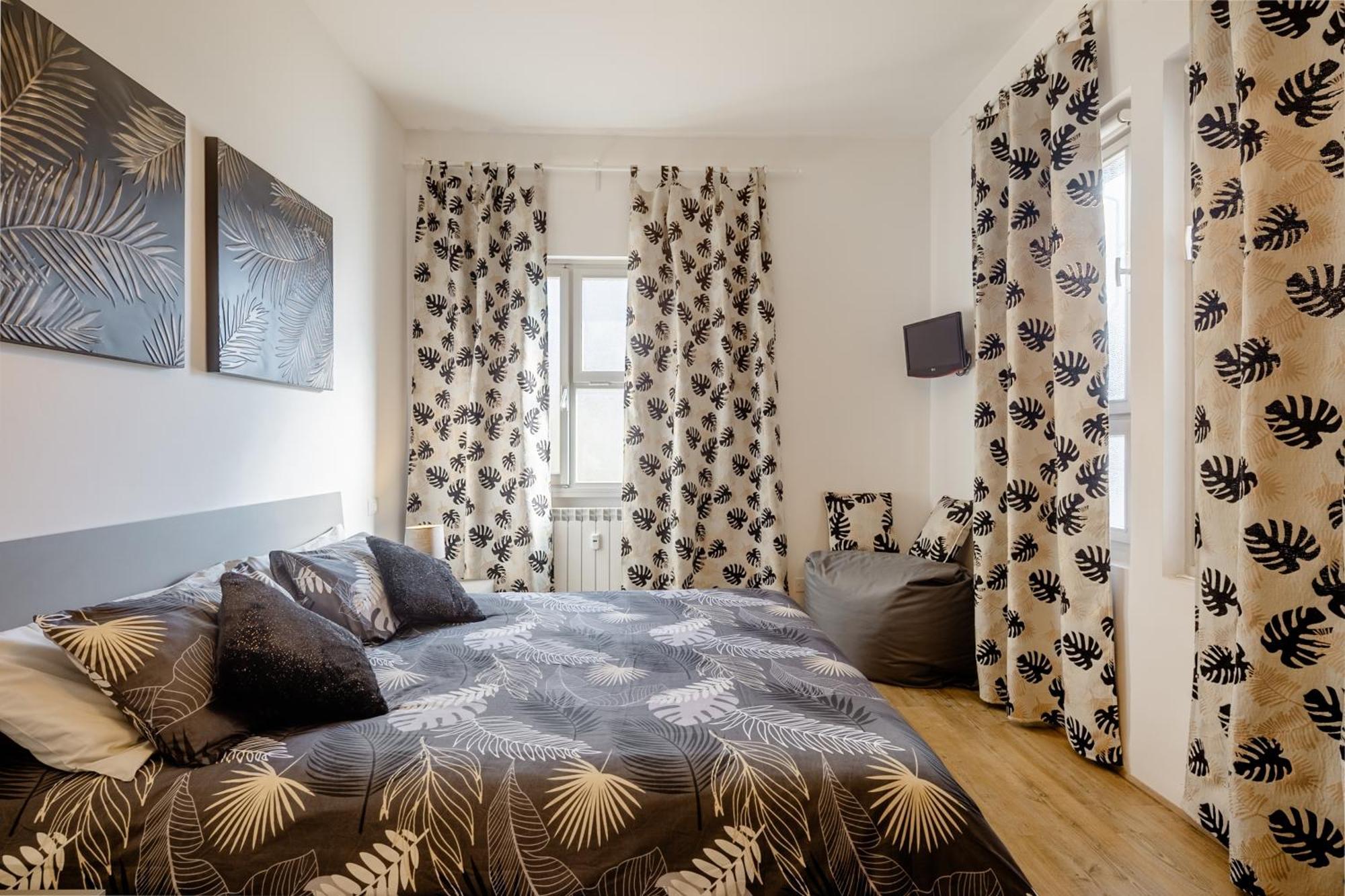 Open The Classic Wooden Shutters At A Cozy City Nest Florence Ngoại thất bức ảnh