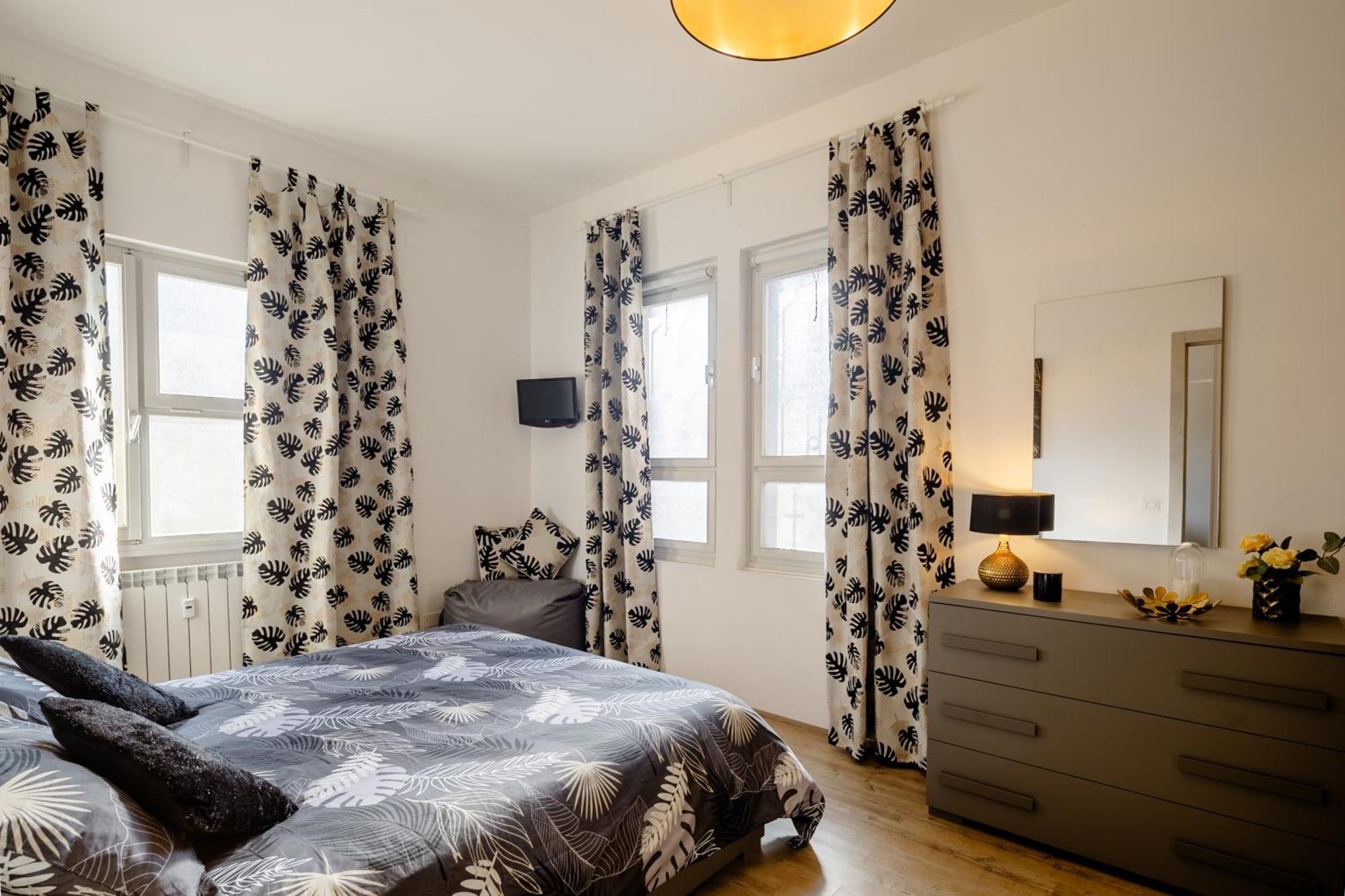 Open The Classic Wooden Shutters At A Cozy City Nest Florence Ngoại thất bức ảnh