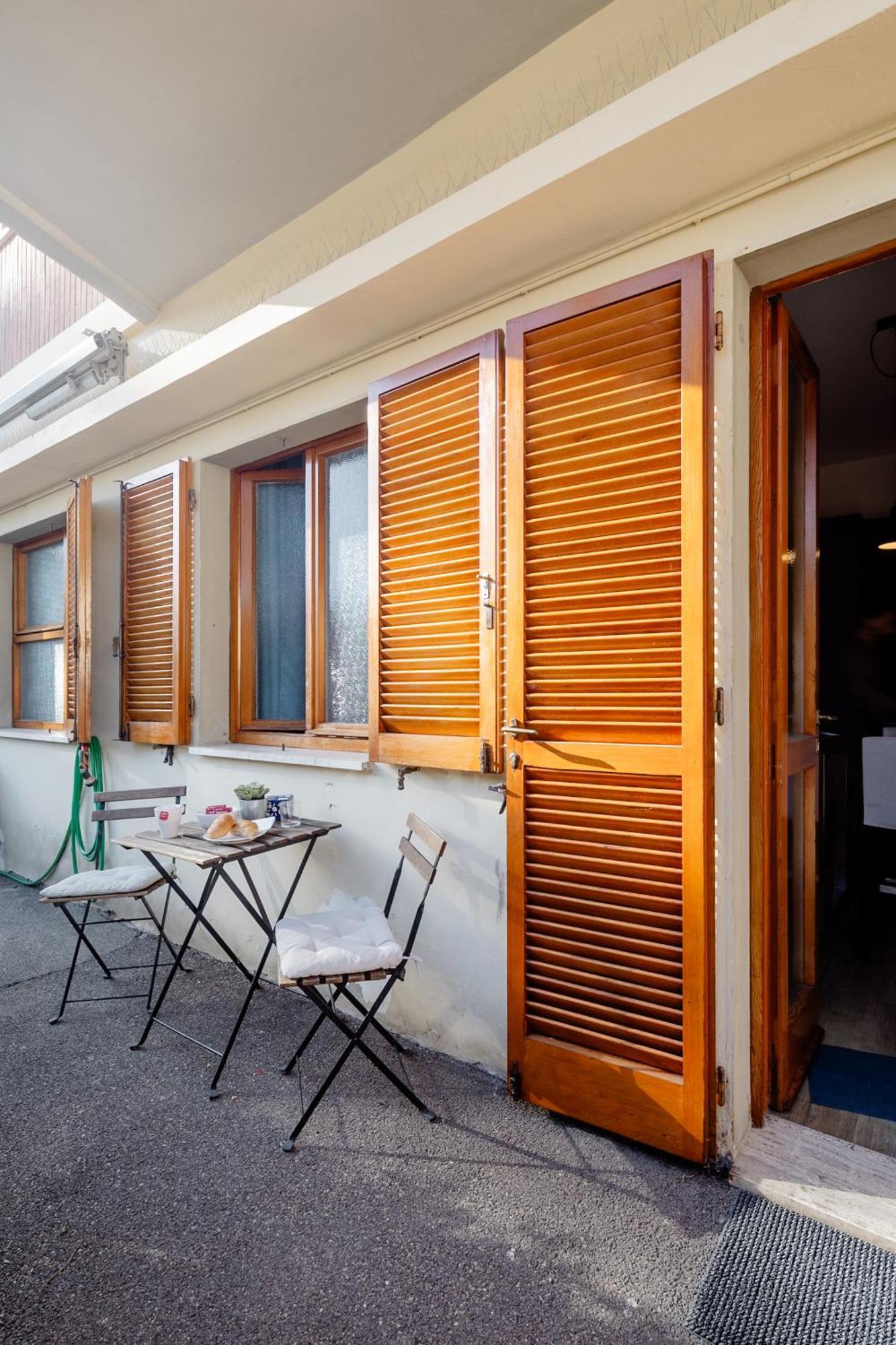 Open The Classic Wooden Shutters At A Cozy City Nest Florence Ngoại thất bức ảnh