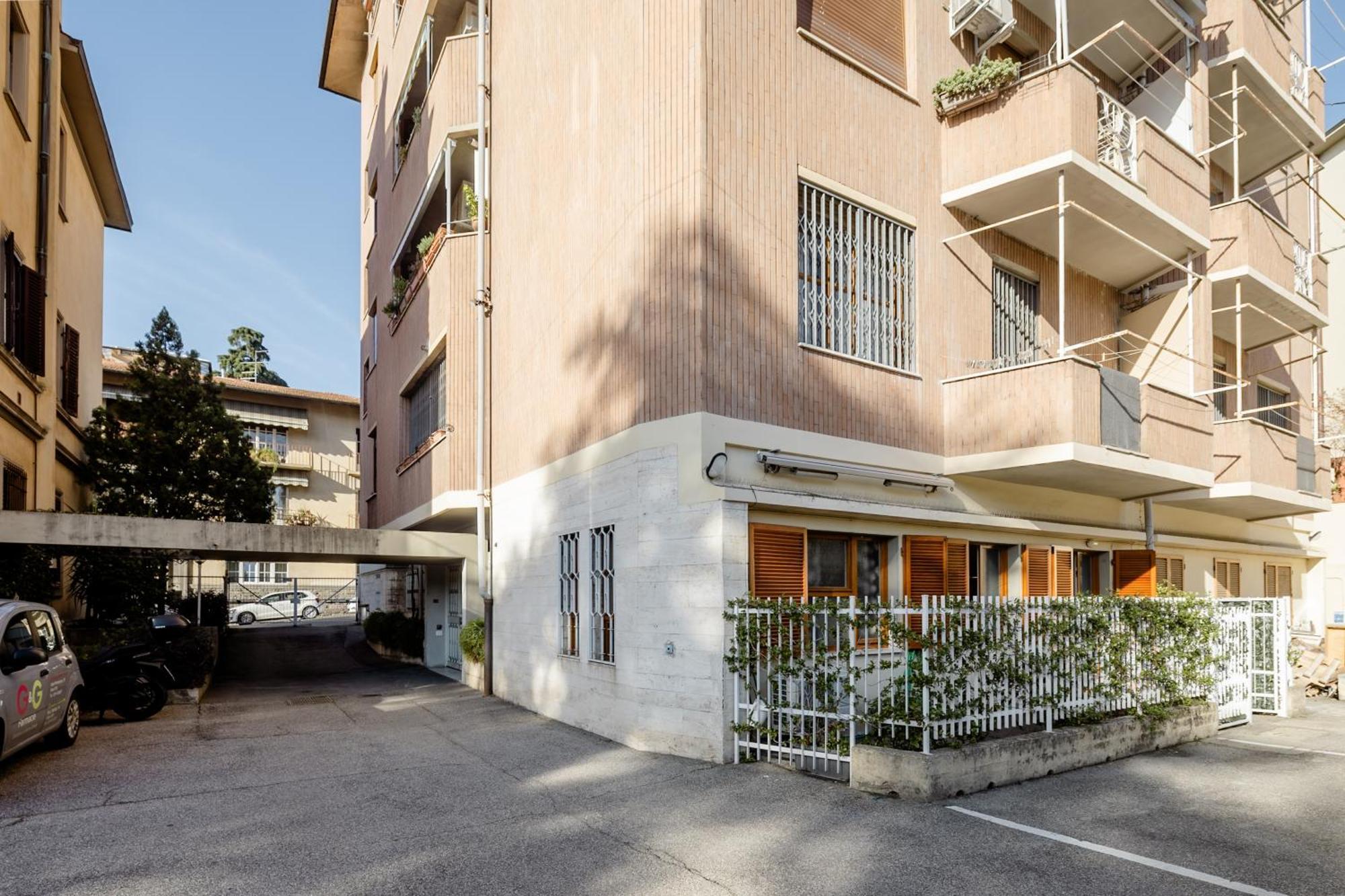 Open The Classic Wooden Shutters At A Cozy City Nest Florence Ngoại thất bức ảnh