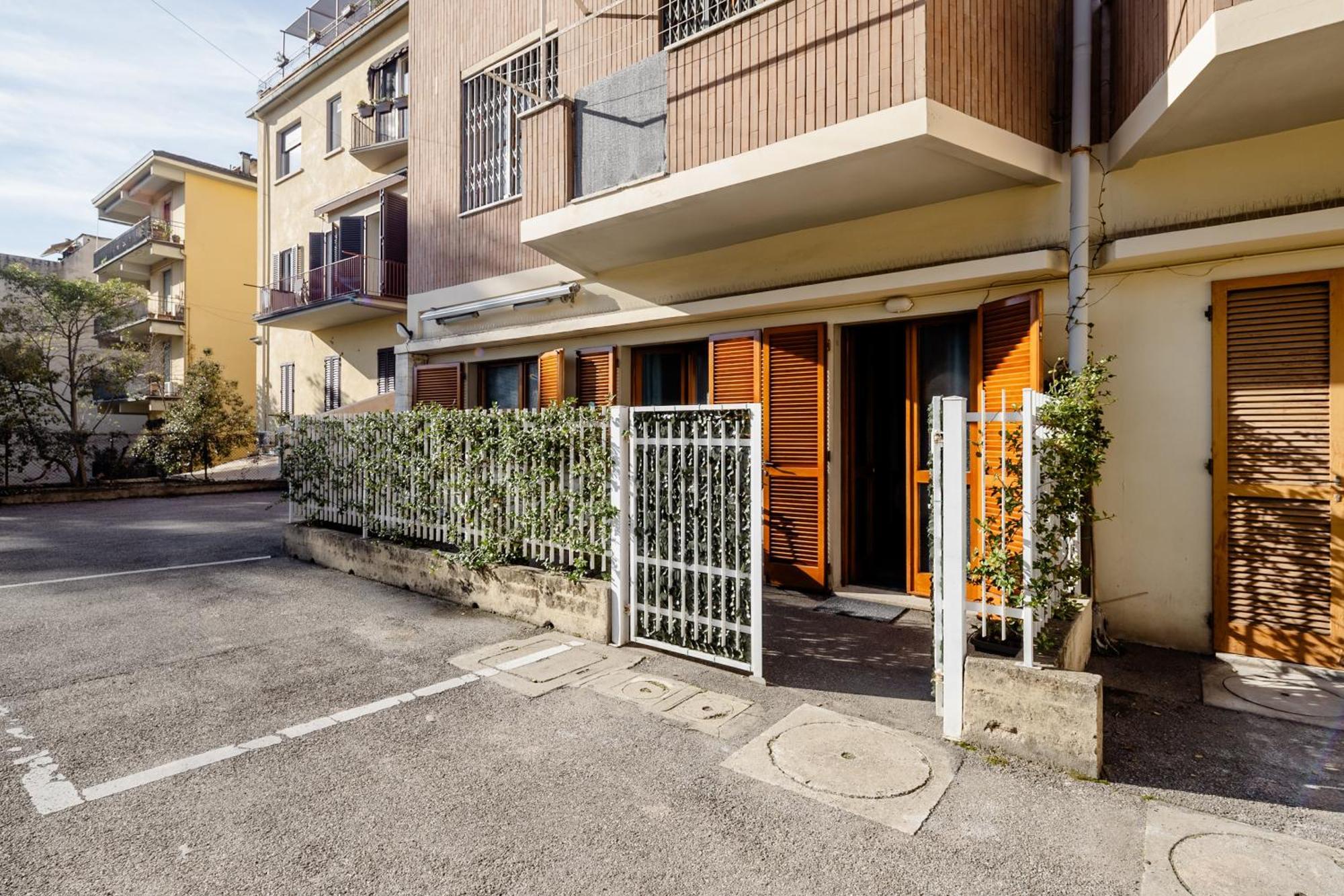Open The Classic Wooden Shutters At A Cozy City Nest Florence Ngoại thất bức ảnh