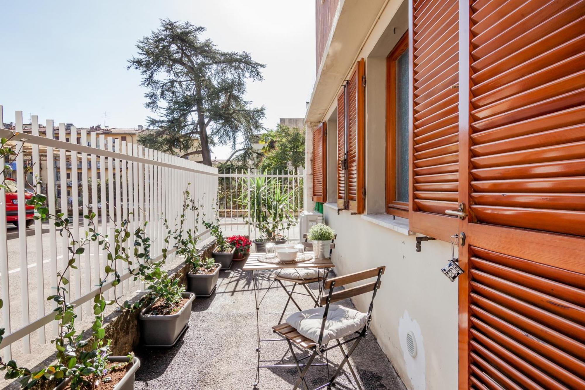 Open The Classic Wooden Shutters At A Cozy City Nest Florence Ngoại thất bức ảnh