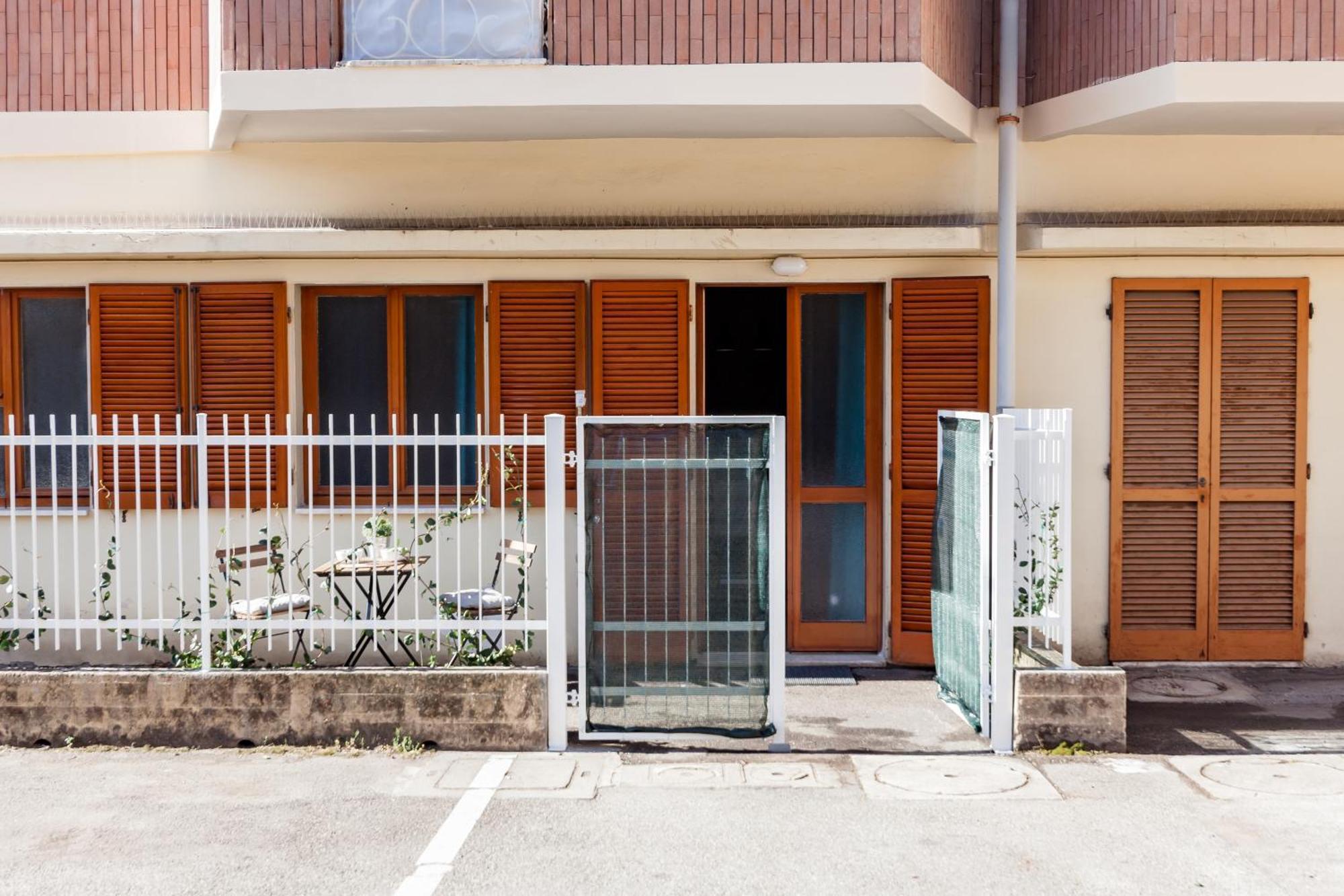 Open The Classic Wooden Shutters At A Cozy City Nest Florence Ngoại thất bức ảnh