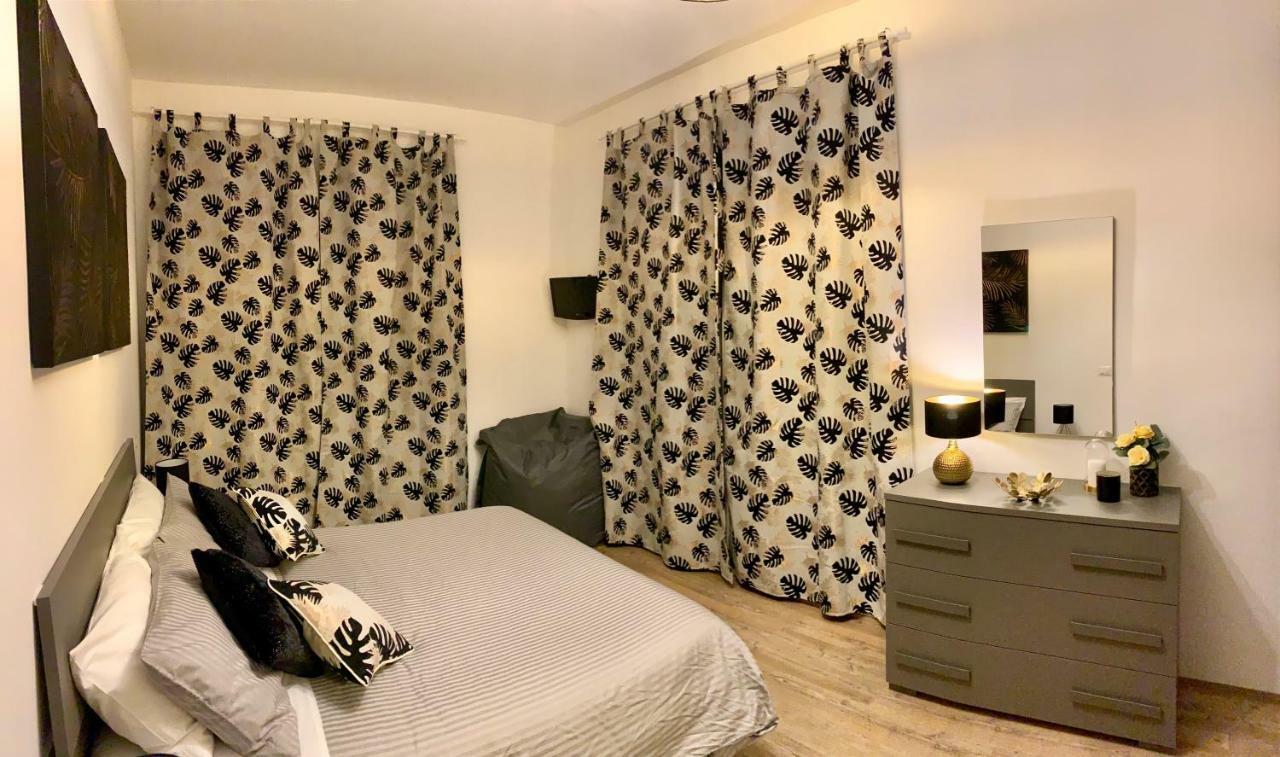 Open The Classic Wooden Shutters At A Cozy City Nest Florence Ngoại thất bức ảnh