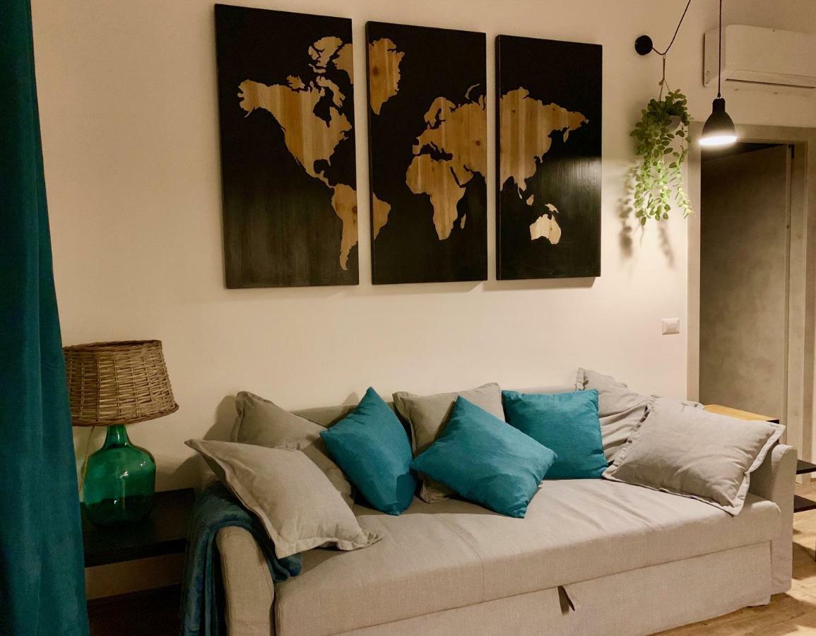 Open The Classic Wooden Shutters At A Cozy City Nest Florence Ngoại thất bức ảnh
