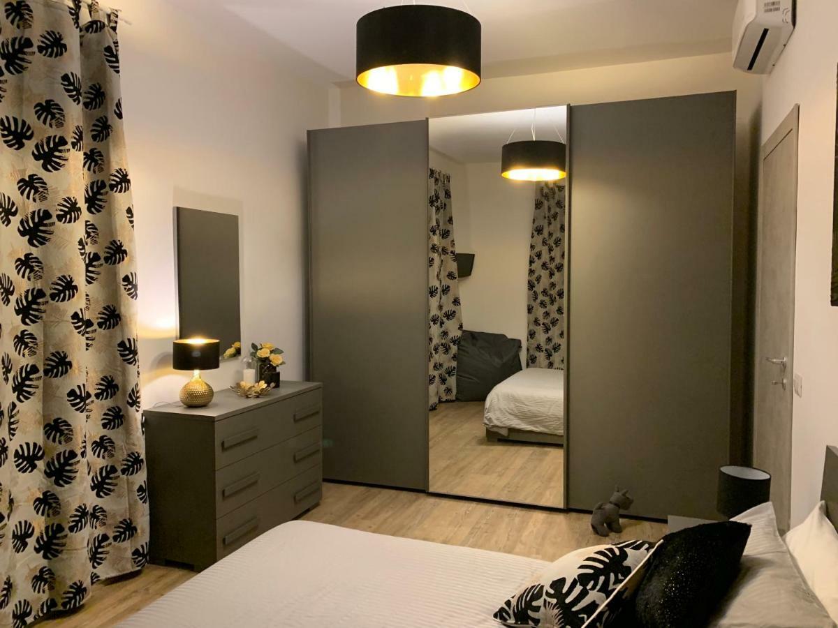 Open The Classic Wooden Shutters At A Cozy City Nest Florence Ngoại thất bức ảnh