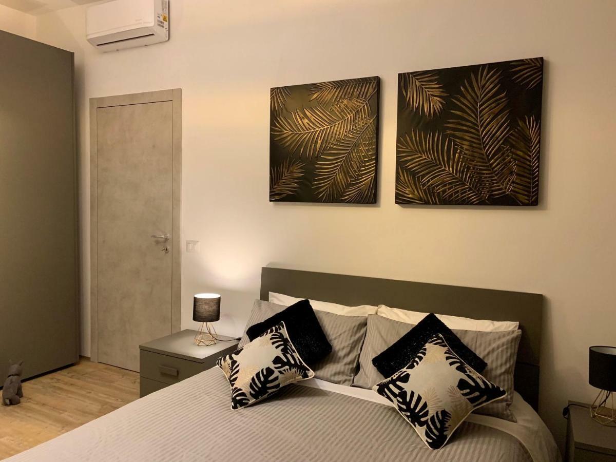 Open The Classic Wooden Shutters At A Cozy City Nest Florence Ngoại thất bức ảnh