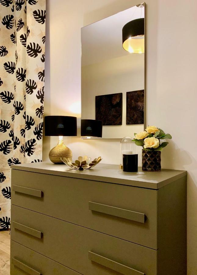 Open The Classic Wooden Shutters At A Cozy City Nest Florence Ngoại thất bức ảnh