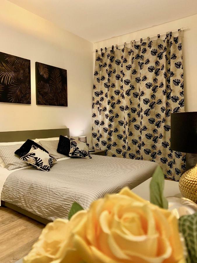 Open The Classic Wooden Shutters At A Cozy City Nest Florence Ngoại thất bức ảnh