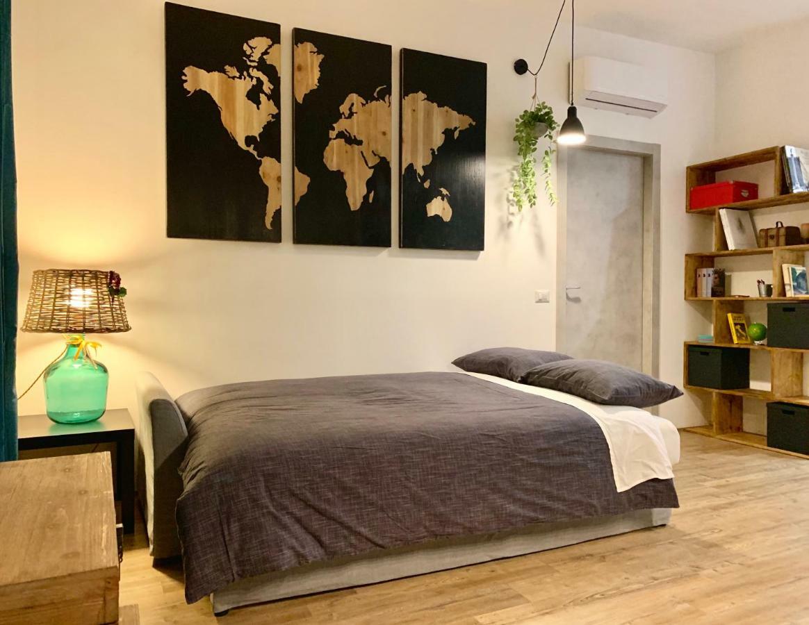 Open The Classic Wooden Shutters At A Cozy City Nest Florence Ngoại thất bức ảnh