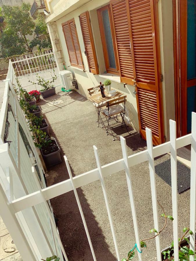 Open The Classic Wooden Shutters At A Cozy City Nest Florence Ngoại thất bức ảnh