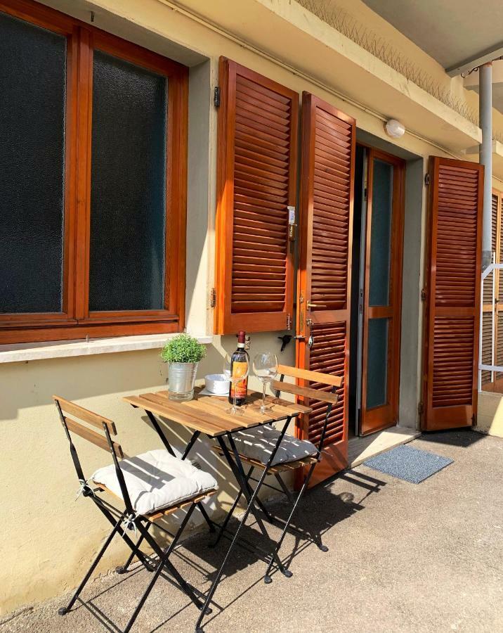 Open The Classic Wooden Shutters At A Cozy City Nest Florence Ngoại thất bức ảnh