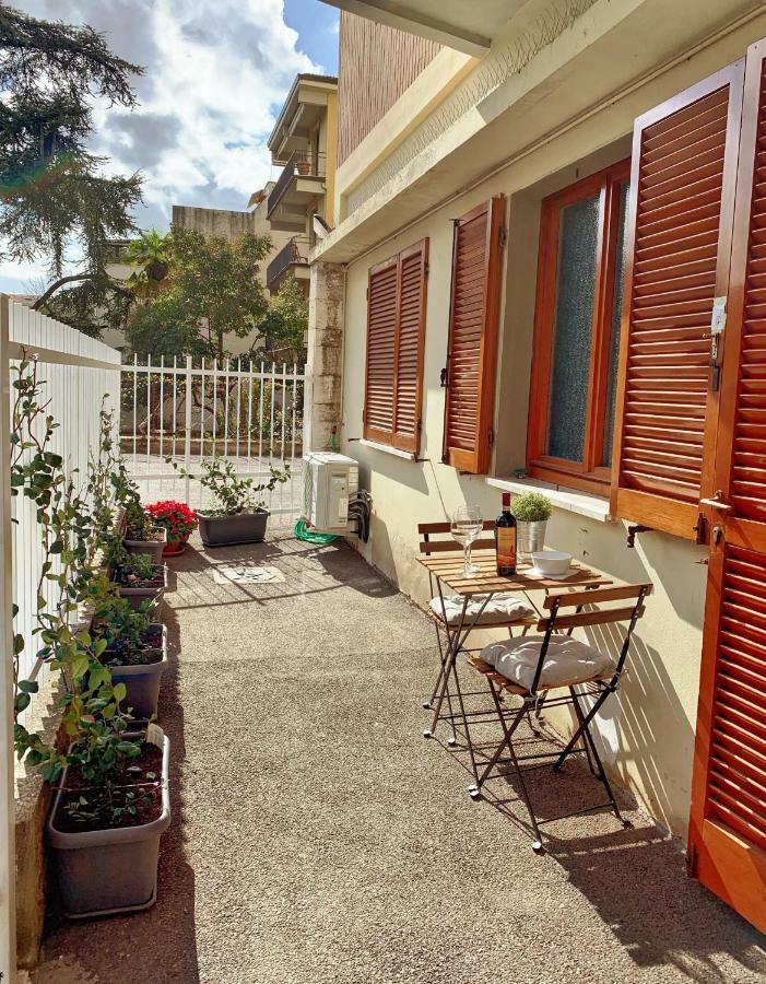 Open The Classic Wooden Shutters At A Cozy City Nest Florence Ngoại thất bức ảnh